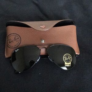 Ray Ban RB 3025 Aviator style glasses. Brand new!
